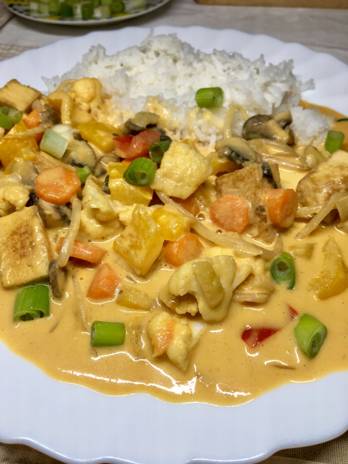 Tofu mit Gemüse in Erdnuss-Curry-Kokos-Soße – Vegan &amp; Life