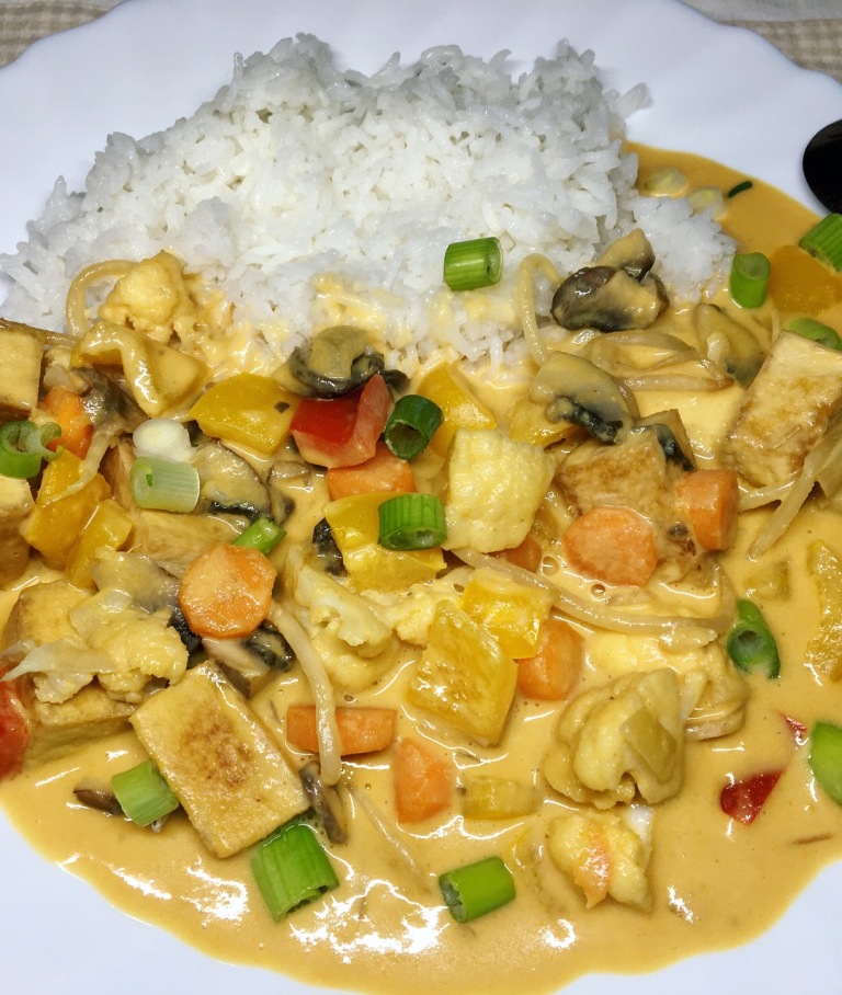 Tofu mit Gemüse in Erdnuss-Curry-Kokos-Soße – Vegan &amp; Life