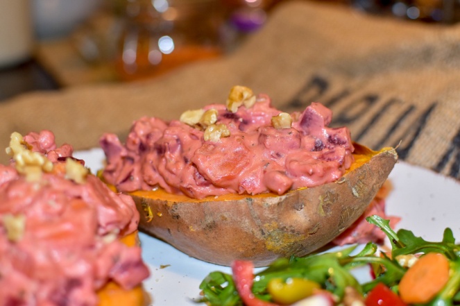 Gebackene Süßkartoffeln mit Rote Bete-Möhren-Cremesoße – Vegan &amp; Life