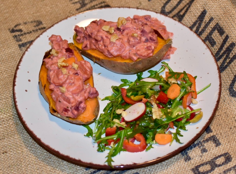 Gebackene Süßkartoffeln mit Rote Bete-Möhren-Cremesoße – Vegan &amp; Life