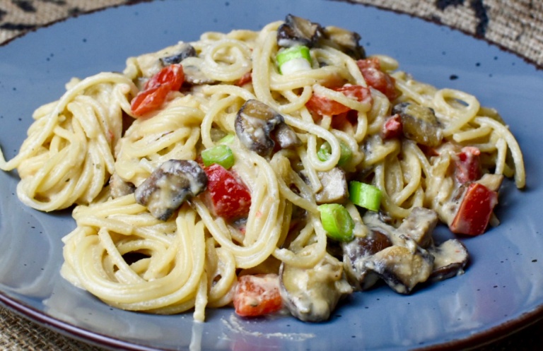 Spaghetti mit Champignons und Paprika in Cashew-Sahne-Soße – Vegan &amp; Life