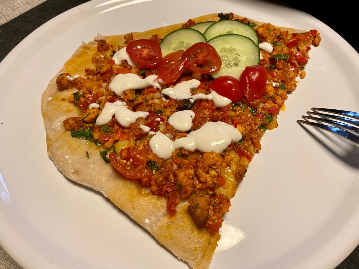 Türkische Pizza mit Joghurt-Tahin-Knoblauch-Soße – Vegan &amp; Life
